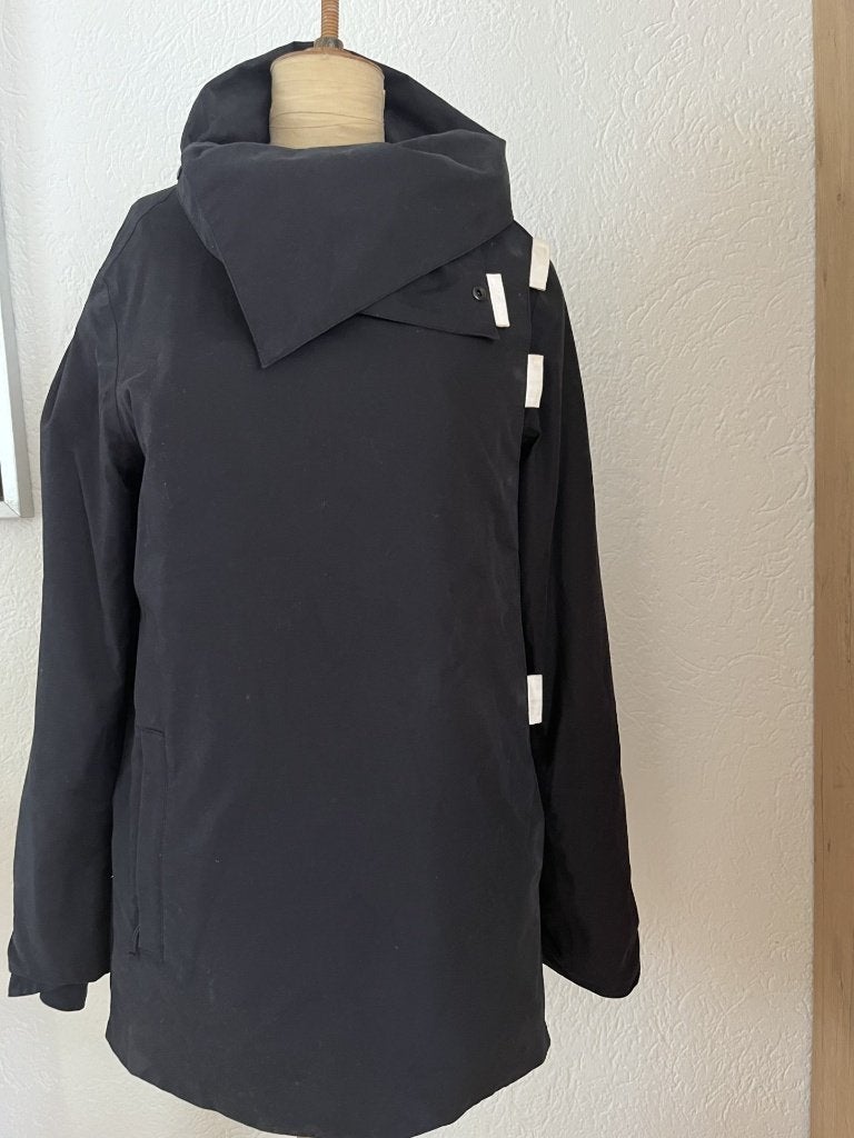 Urbahia jas maat 42 zwart wit model Twiggy WATERDICHT, Kleding | Dames, Verzenden, Zwart, Maat 42/44 (L), Nieuw