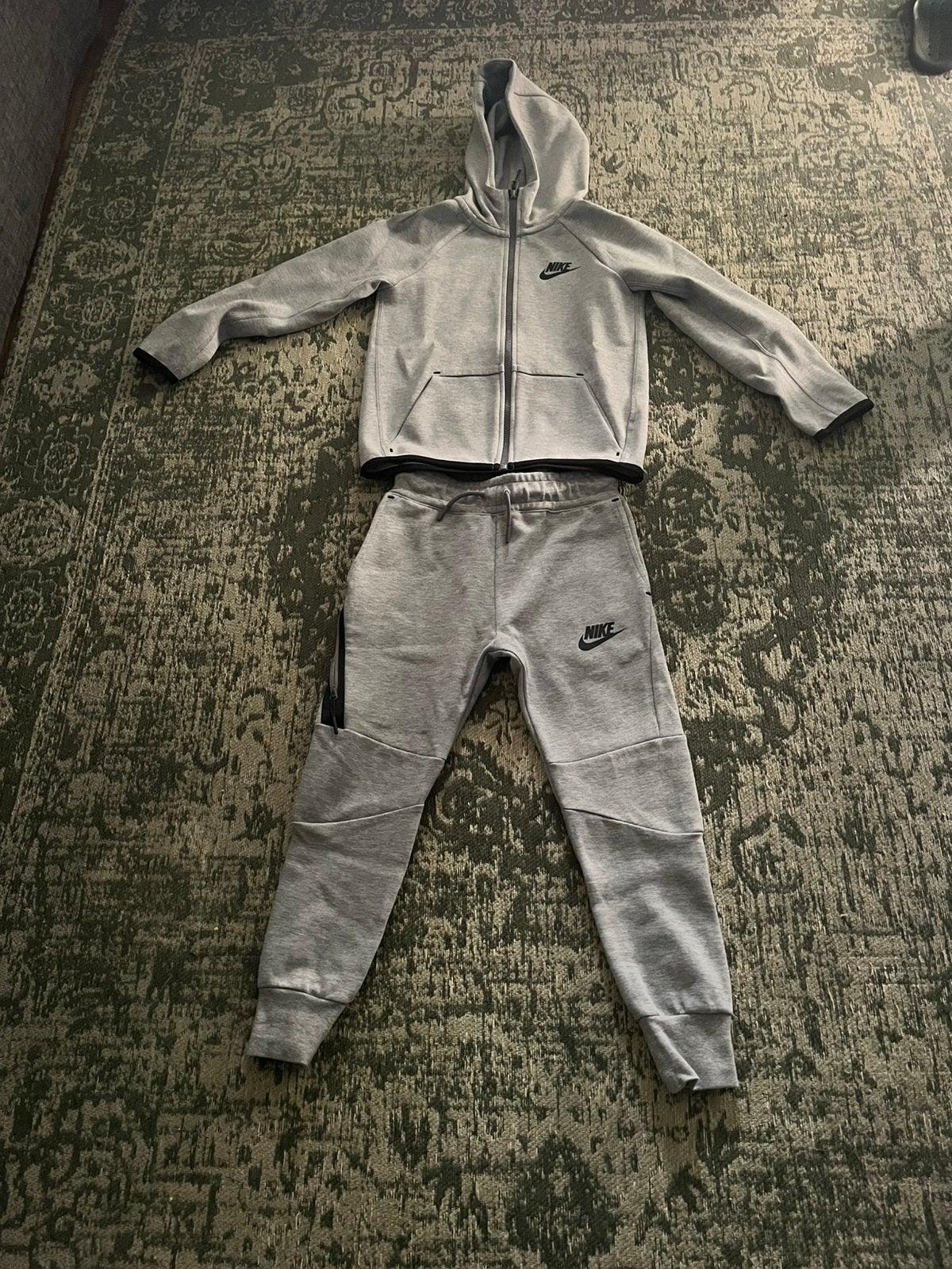 Nike tech trainingspak 128 bijna nieuw., Ophalen of Verzenden