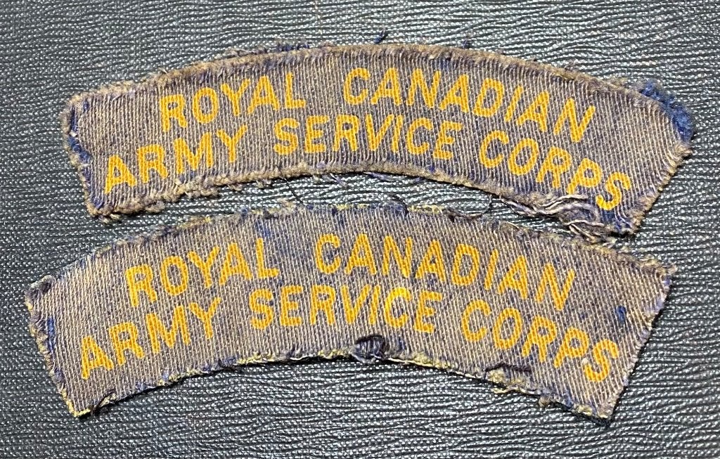WW2 Royal Canadian Army Service Corps Schouder Titels, Verzenden, Landmacht, Engeland, Embleem of Badge