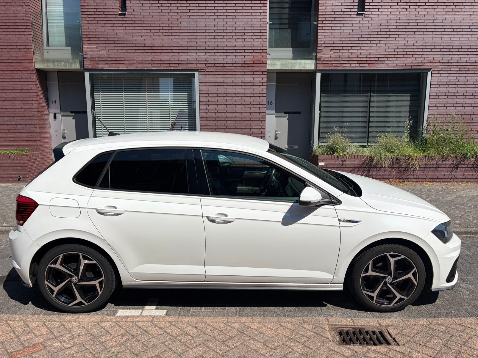 Volkswagen Polo 1.0 TSI Highline R-Line 2019 Wit, Auto's, Voorwielaandrijving, Stof, 40 €/maand, Zwart