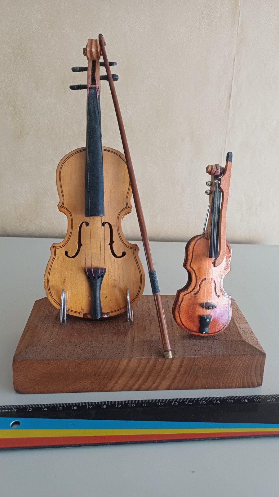 Decoratieve Miniatuur Violen Set op Houten Sokkel, Muziek en Instrumenten, Strijkinstrumenten | Violen en Altviolen, Ophalen, Zo goed als nieuw