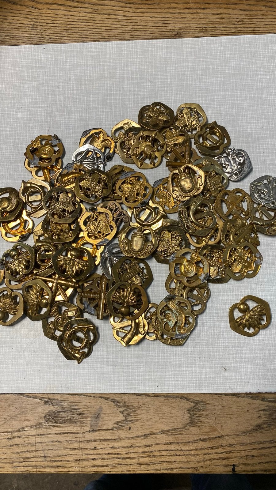 Lot baretemblemen - ca. 70 stuks (bevestiging mist), Gebruikt, G, G, G