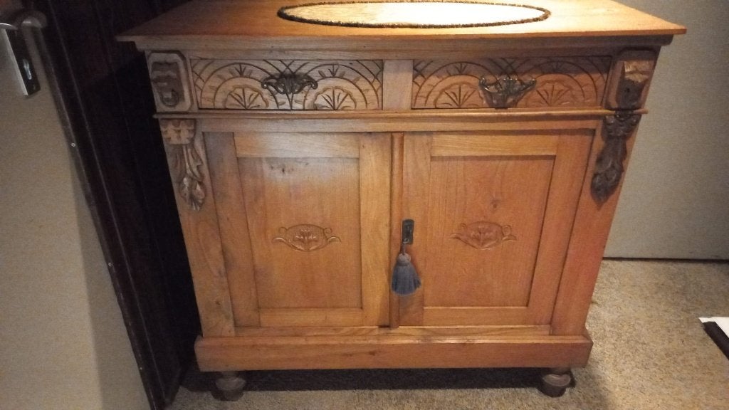 Sierlijke houten kast / dressoir met houtsnijwerk, Huis en Inrichting, Ophalen, Gebruikt, 100 tot 150 cm, Met lade(s)