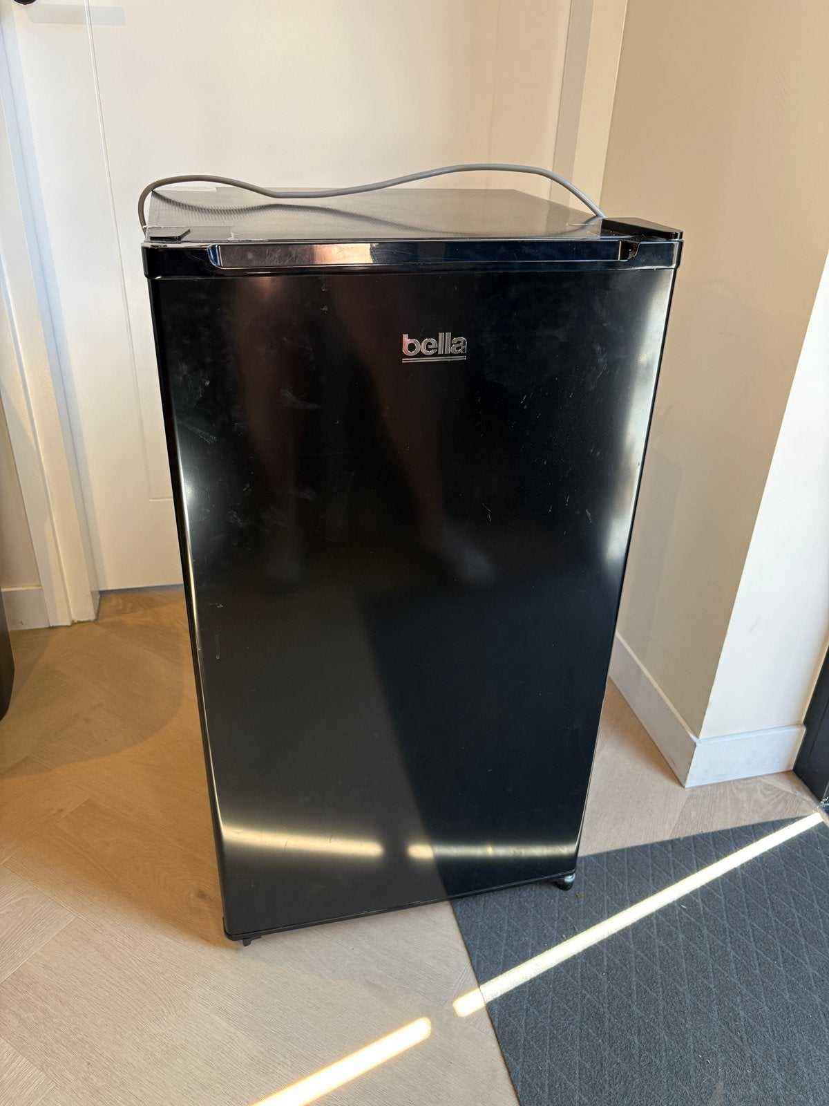 Bella mini koelkast - Compact en stijlvol zwart, Witgoed en Apparatuur, Zonder vriesvak, 75 tot 100 liter, Zo goed als nieuw, 45 tot 60 cm