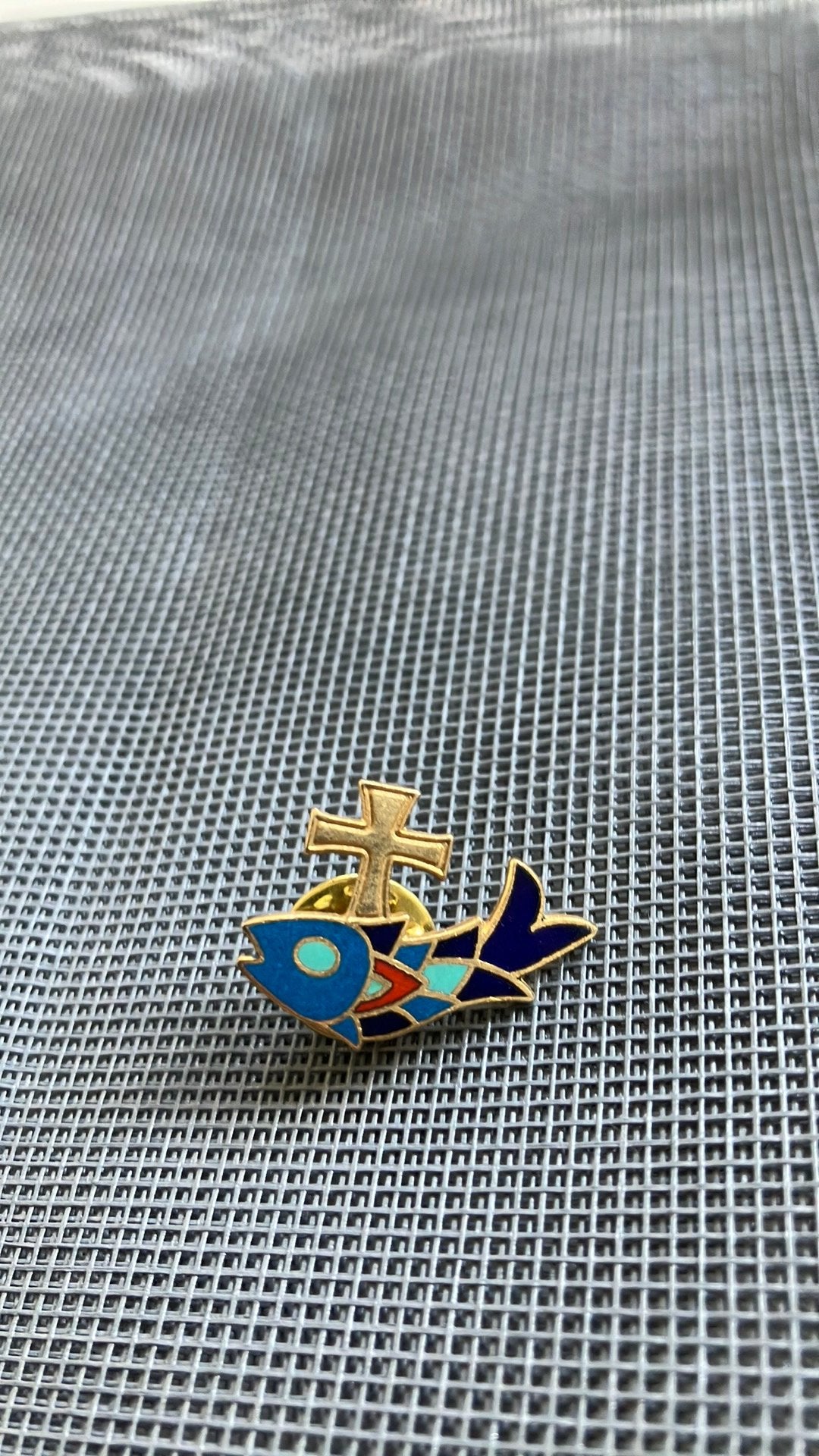 Pin Ichthus-teken., Verzenden, Zo goed als nieuw, Overige onderwerpen, Speldje of Pin