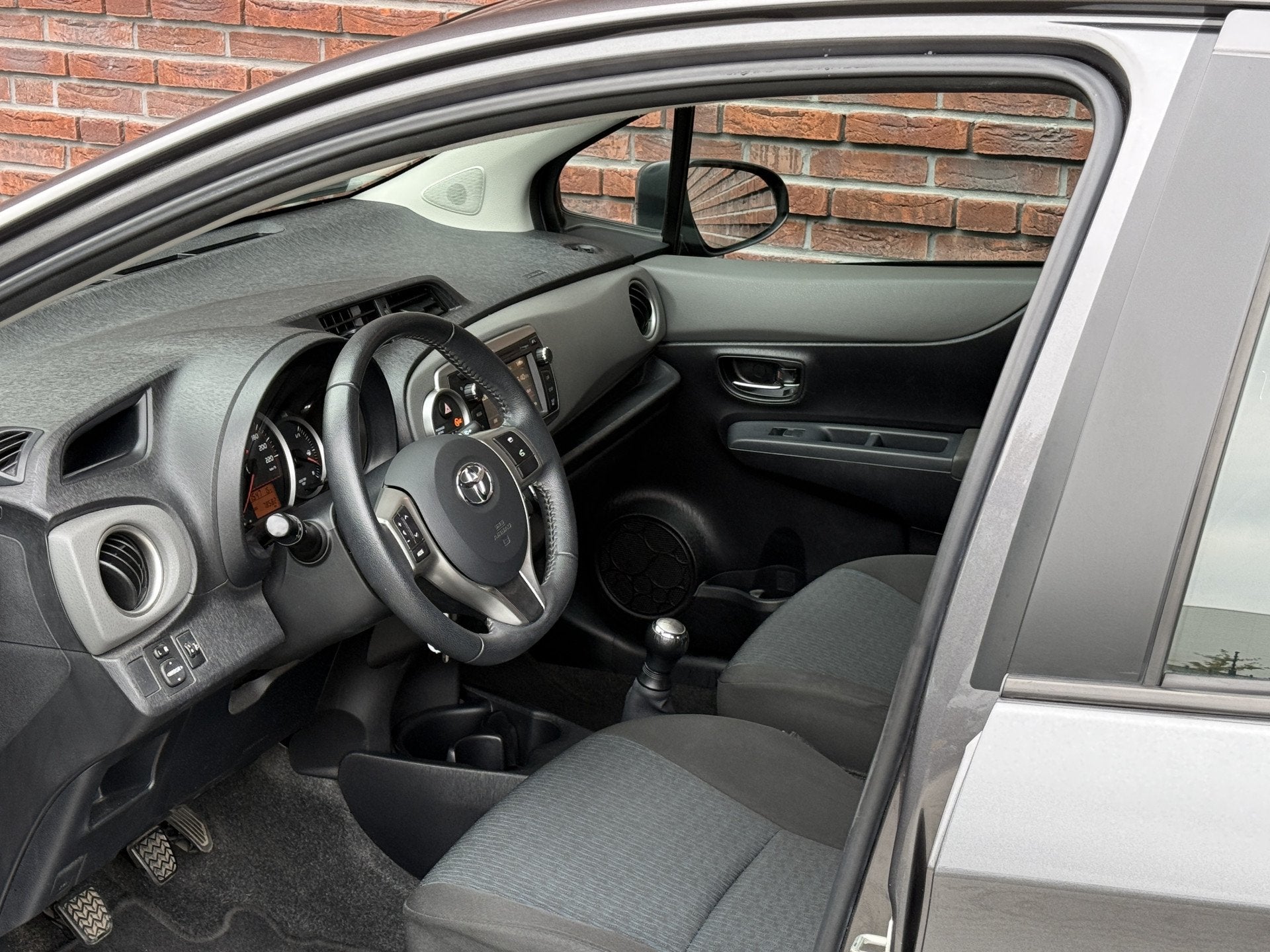 Toyota Yaris 1.0 VVT-i Aspiration 17inch Bleutooth 78dkm Sup, Auto's, Gebruikt, 750 kg, Bedrijf, Handgeschakeld