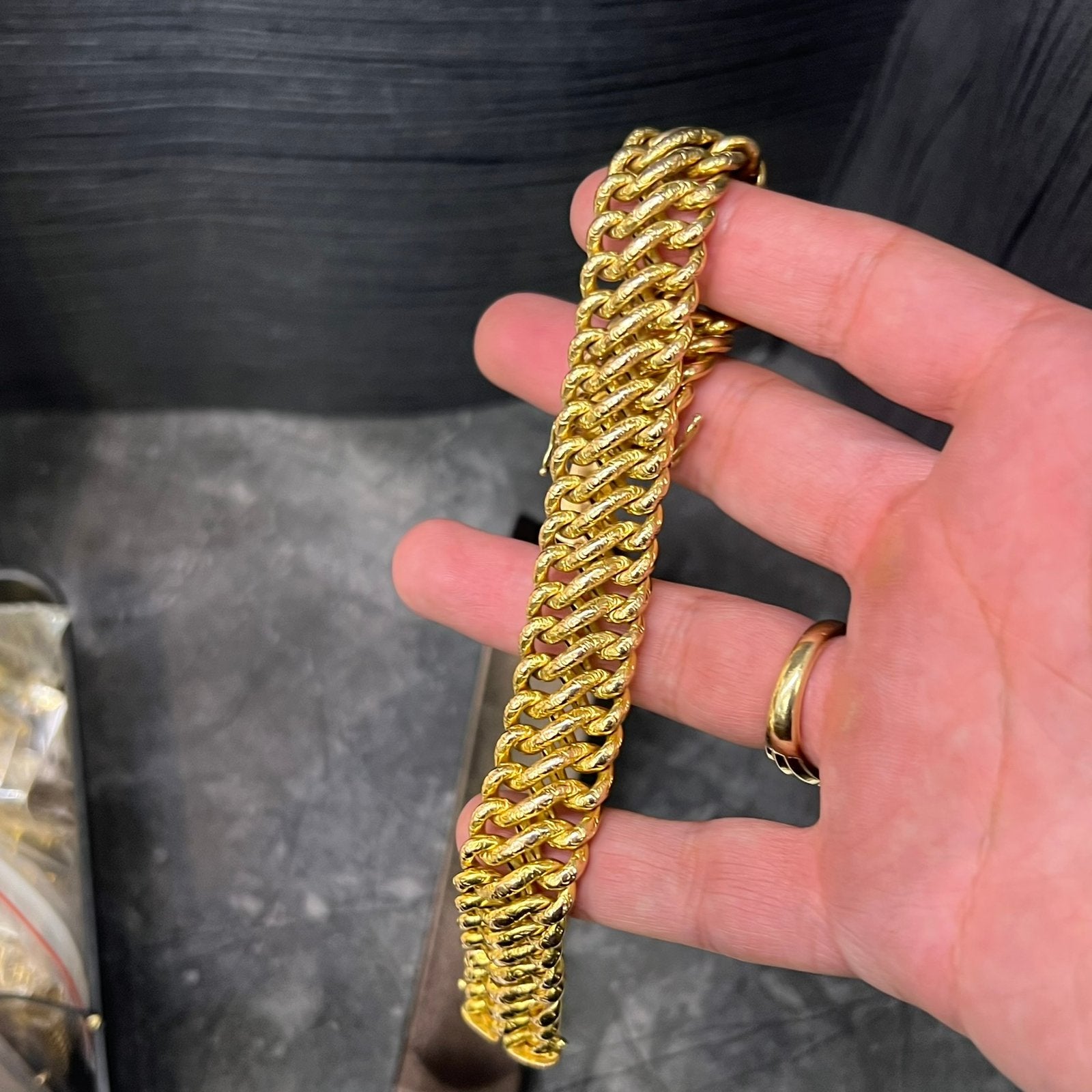 14k gouden armband breed schakel 39 gram, Ophalen of Verzenden, Zo goed als nieuw, Goud