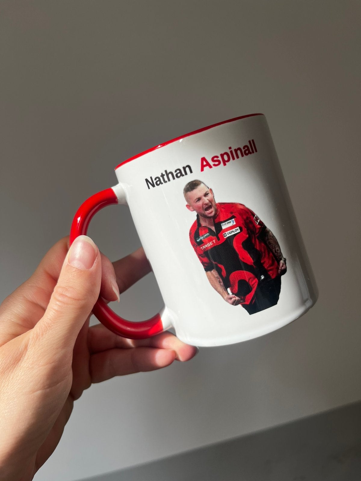 Mooie nieuwe rode mok van dart icoon the asp nathan aspinall, Ophalen of Verzenden, Nieuw, Overige typen