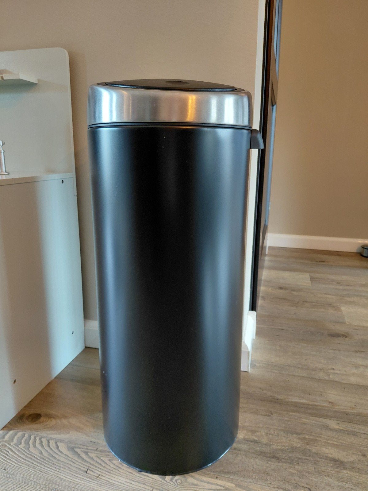 Brabantia prullenbak met deuk., 20 tot 30 liter, Ophalen, Gebruikt, Metaal