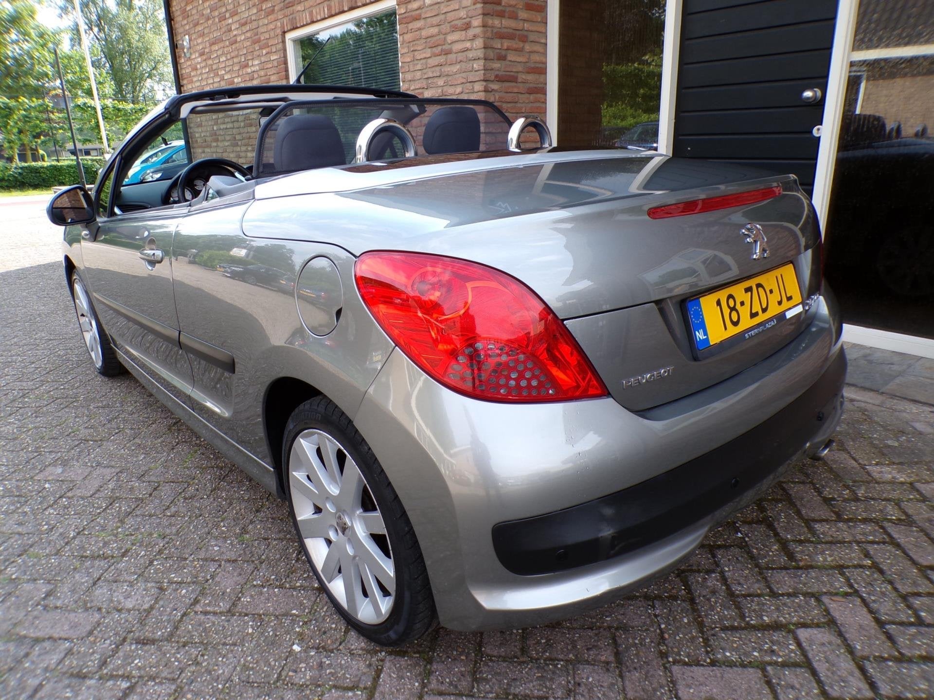 Peugeot 207 CC 1.6-16V T Sport Leder / Airco, Auto's, Voorwielaandrijving, Dealer onderhouden, Gebruikt, Zwart