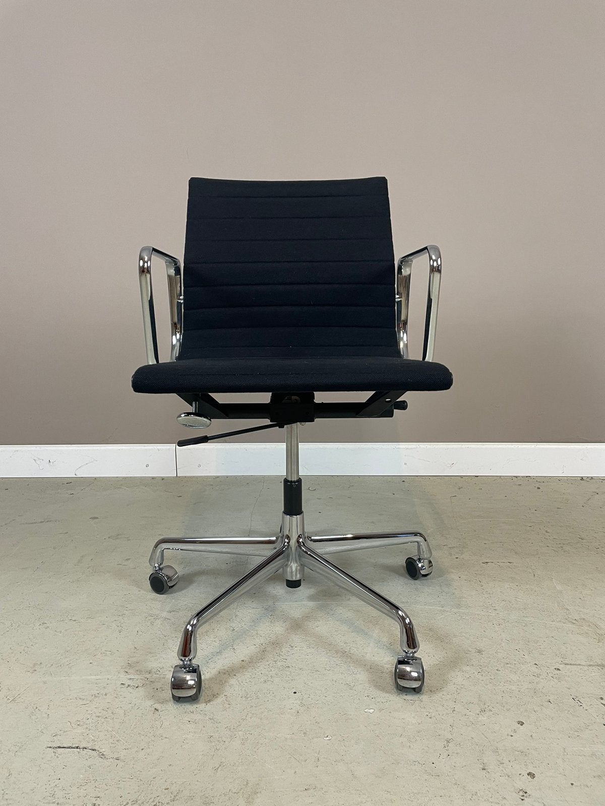 Vitra EA117 Eames bureaustoel EA 117 chroom & zwart hopsak, Ophalen, Zo goed als nieuw, Zwart, Bureaustoel