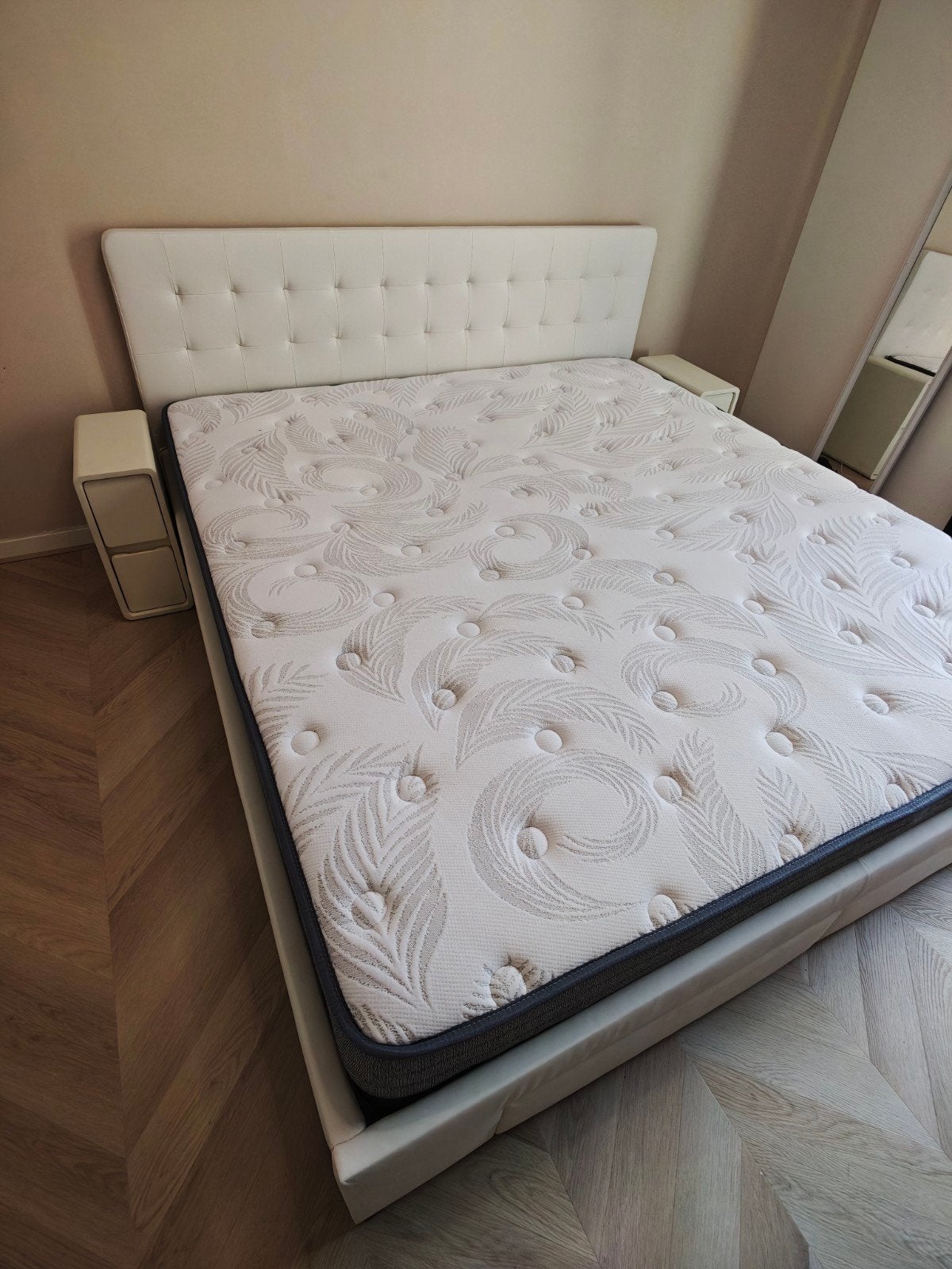 Foto 5 van Bed met matras, topper en nachtkastjes 180x200cm
