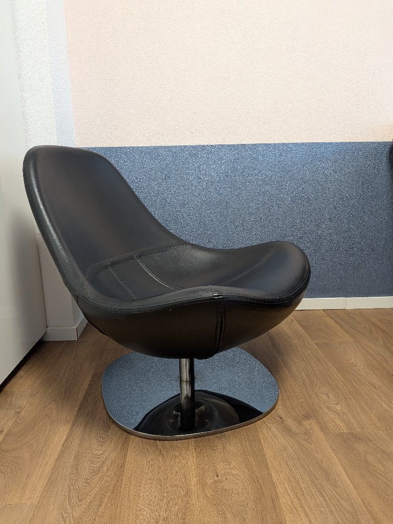 IKEA Turip draaifauteuil zwart leer met chroom poot, Huis en Inrichting, Fauteuils, Ophalen, 75 tot 100 cm, Zo goed als nieuw
