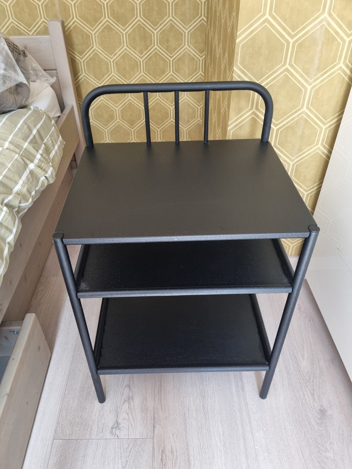 Ikea Fyrnsdal bijzettafel / nachtkastje op wielen, Huis en Inrichting, Slaapkamer | Nachtkastjes, Gebruikt, Minder dan 45 cm, Metaal of Aluminium
