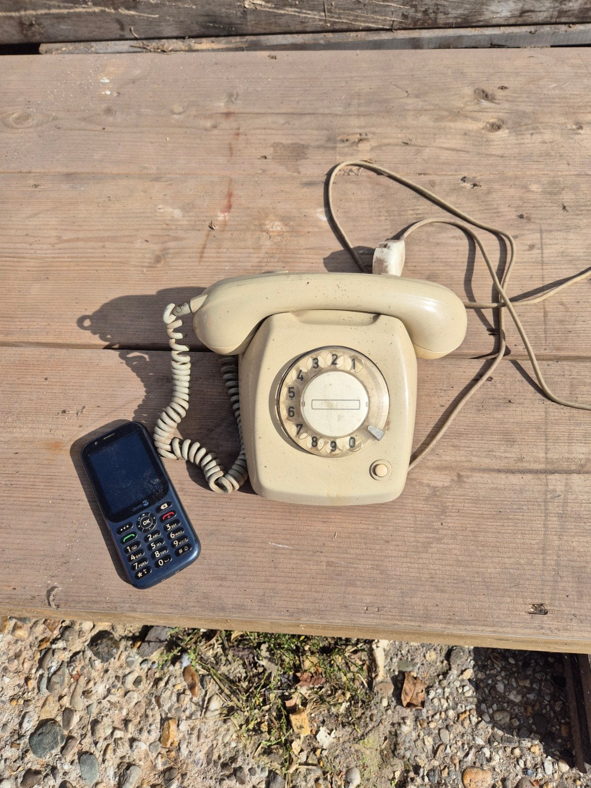 2 originele oude PTT T65 telefoons met draaischijf, Ophalen