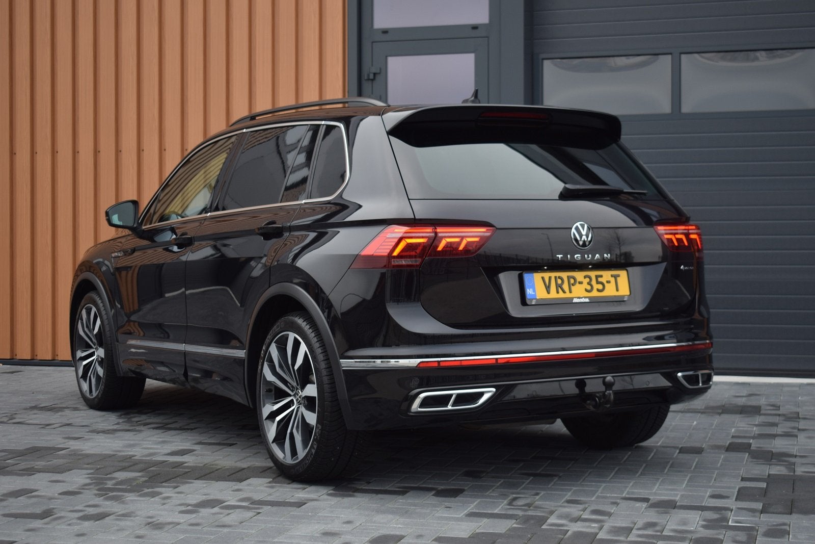Volkswagen Tiguan 2.0 TDI 200pk DSG 4-Motion R-line | Grijs, Auto's, Bestelauto's, Gebruikt, 4 cilinders, Alcantara, Zwart