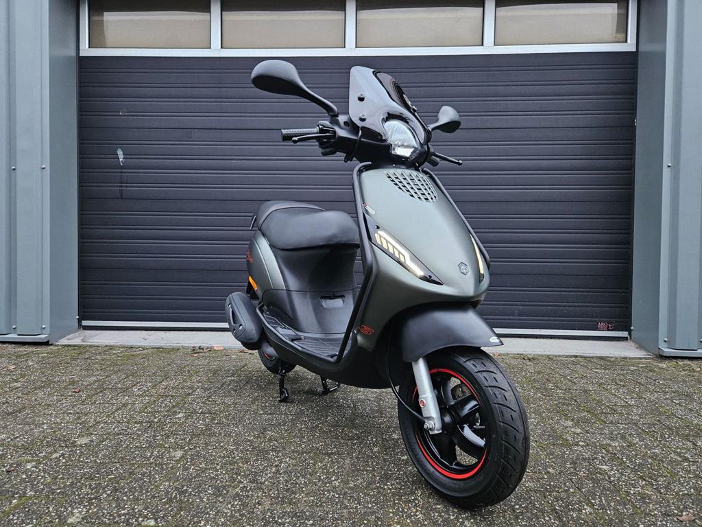 PIAGGIO ZIP 4T E5 BROM BJ04-2022 GREEN XVA 544KM! + OPTIES, Fietsen en Brommers, Scooters | Piaggio, Zo goed als nieuw, Zip, Benzine
