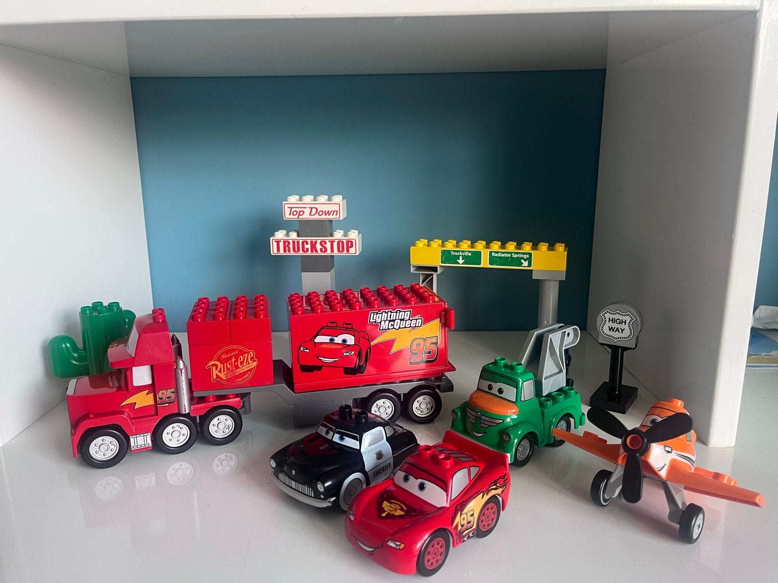 Lego Duplo Cars set: Mack, Bliksem, Sherrif + Takel, Dusty, Overige thema's, Lego, Ophalen of Verzenden, Zo goed als nieuw