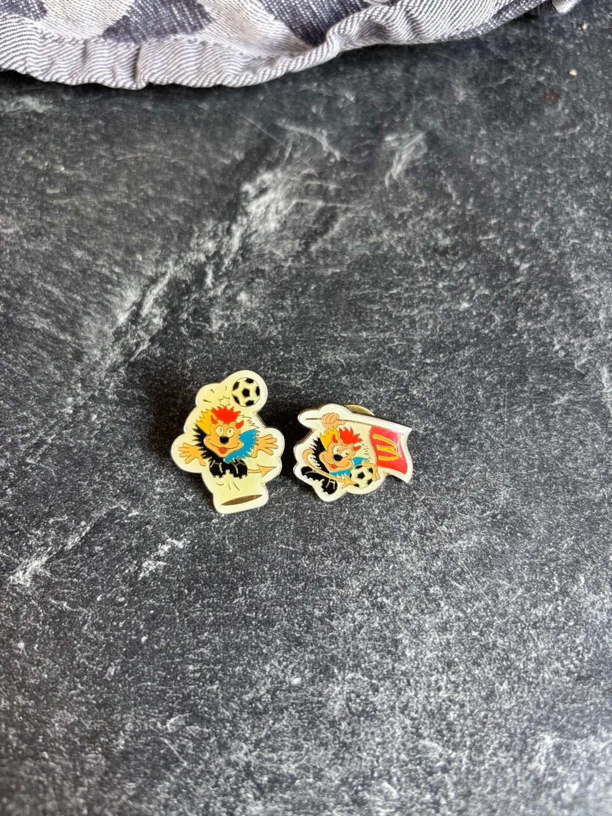 Vintage WK '94 Voetbal Leeuw Speldjes - Set van 2, Ophalen of Verzenden, Gebruikt, Sport, Speldje of Pin