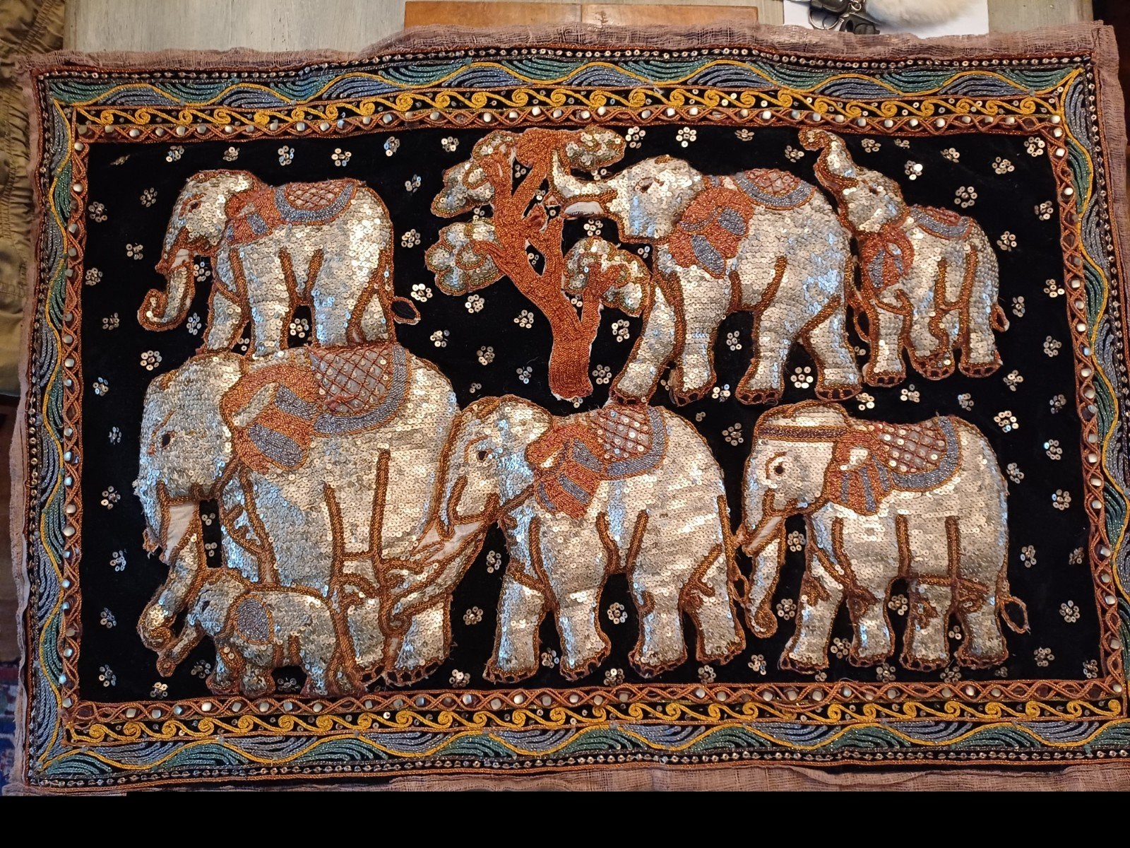 Uniek handgemaakt wandkleed met olifanten en pailletten, Antiek en Kunst, Ophalen of Verzenden
