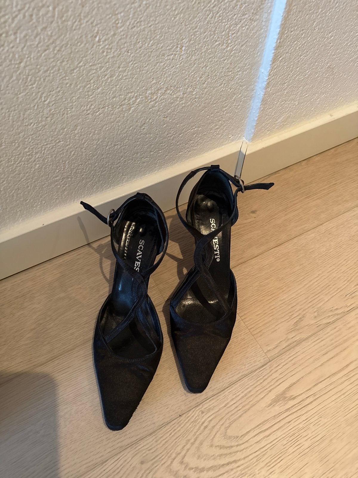 Zwarte Scavesty pumps met enkelbandje, maat 36.5, Ophalen, Gedragen, Zwart, Pumps