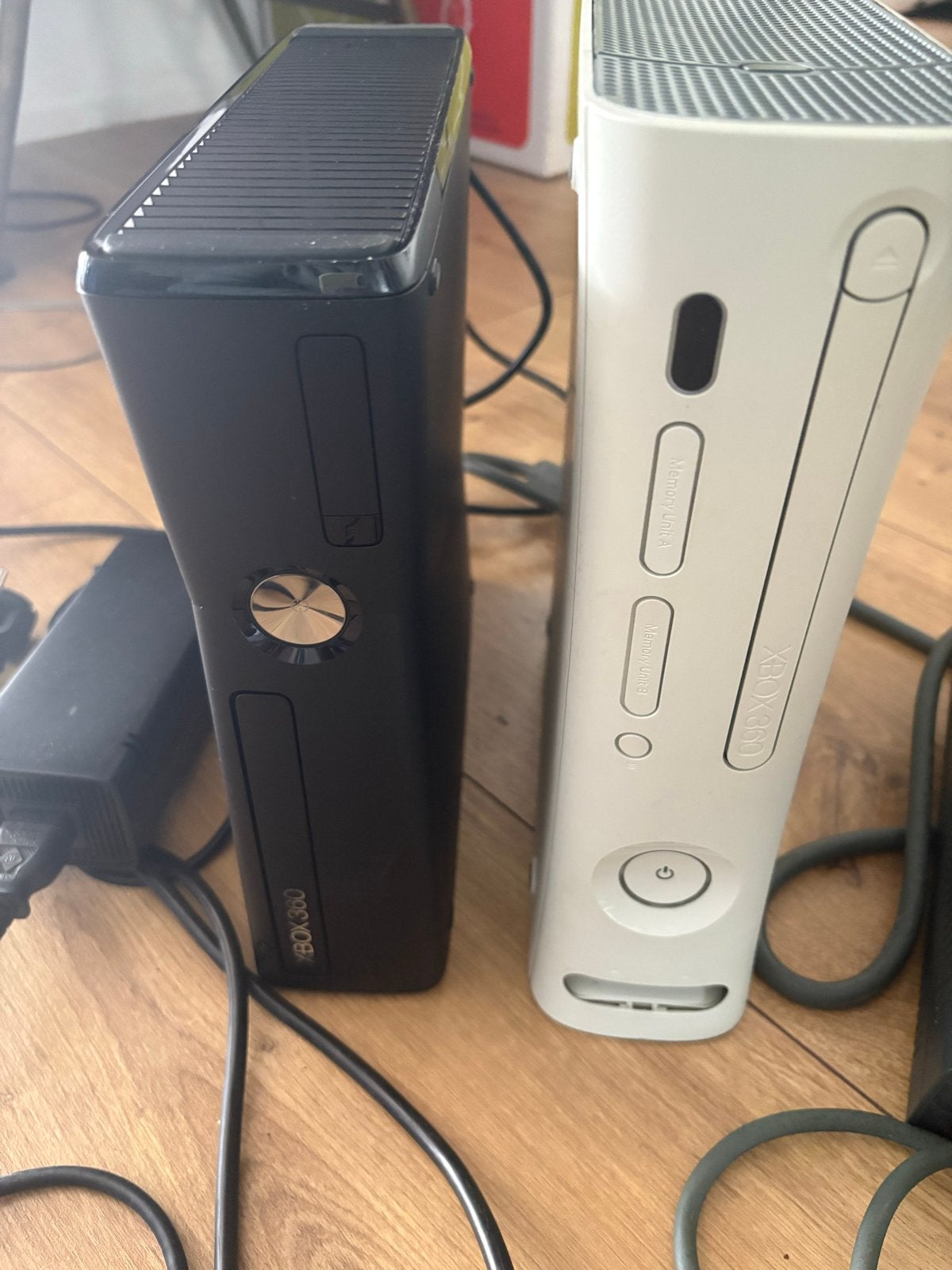2x Xbox 360 (wit en zwart) - defect, Ophalen, Niet werkend, 360 S