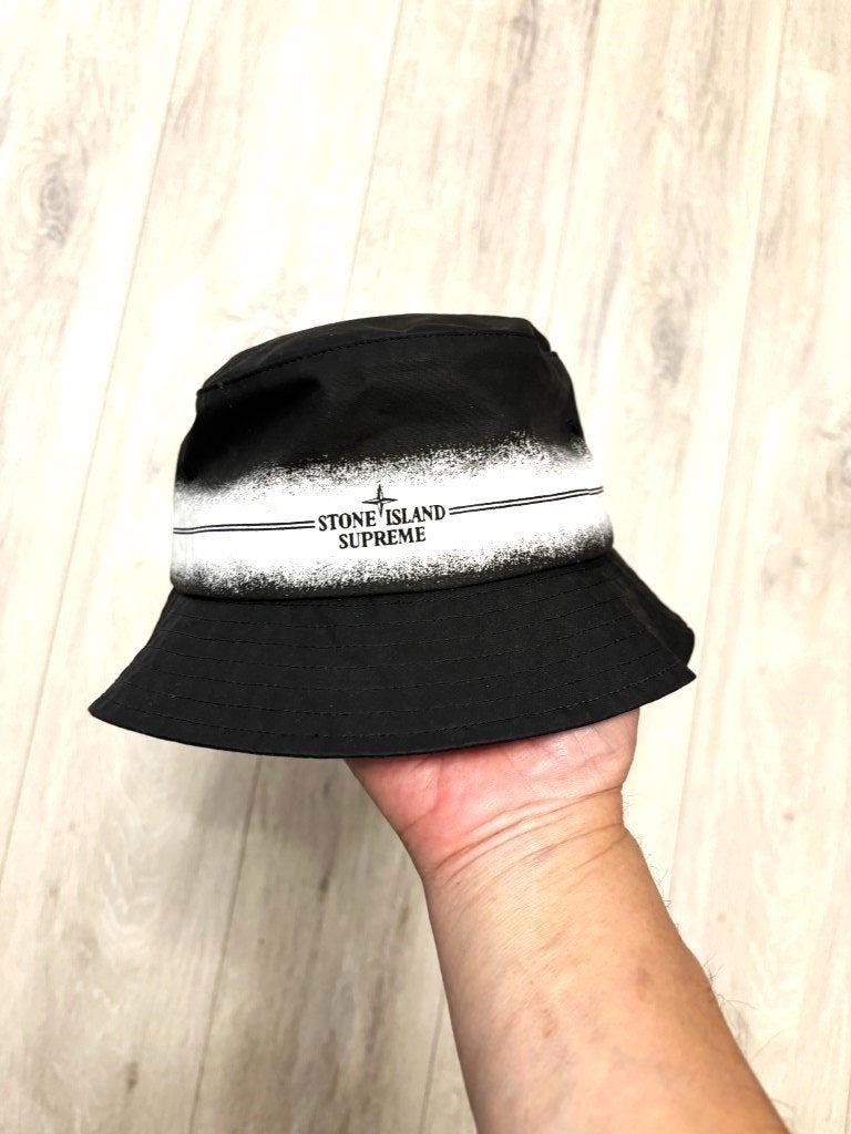 Supreme Stone Island Stripe Crusher Black size S/M, Kleding | Heren, Hoeden en Petten, -, Hoed, -, Nieuw