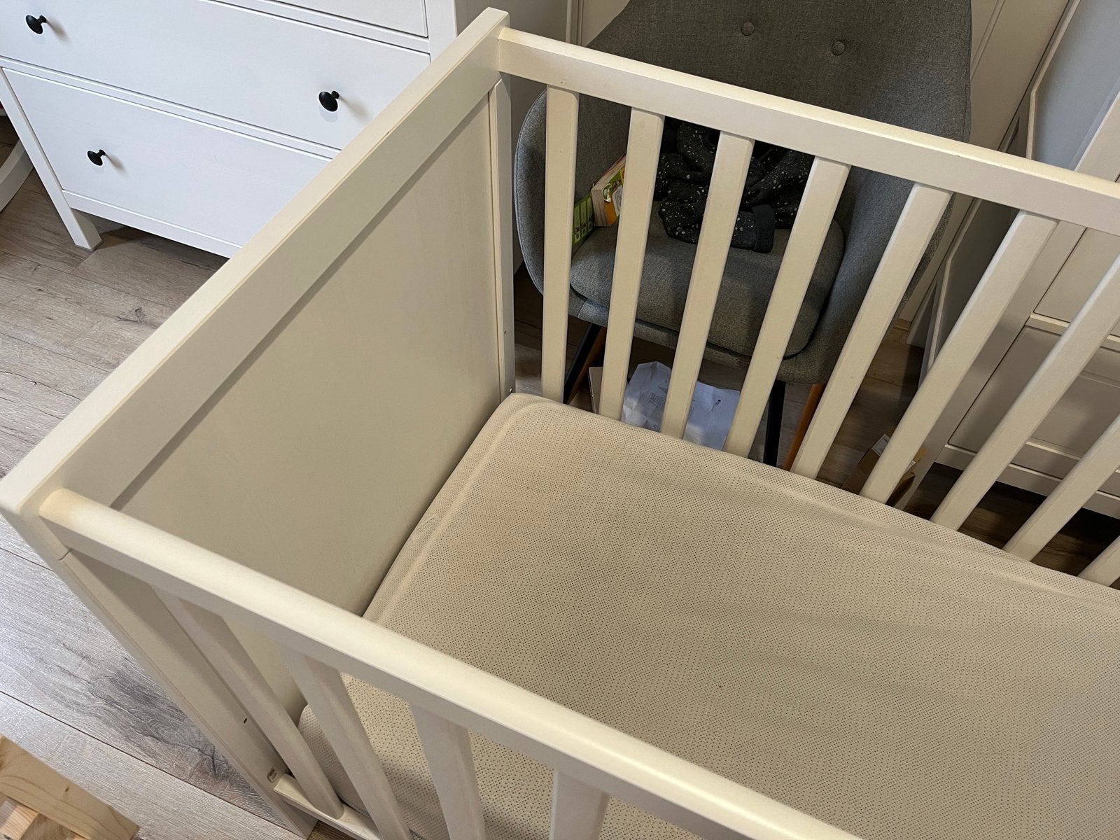 Wit babybedje met matras - Zo goed als nieuw, Ophalen, Gebruikt, Wit, 190 cm of minder