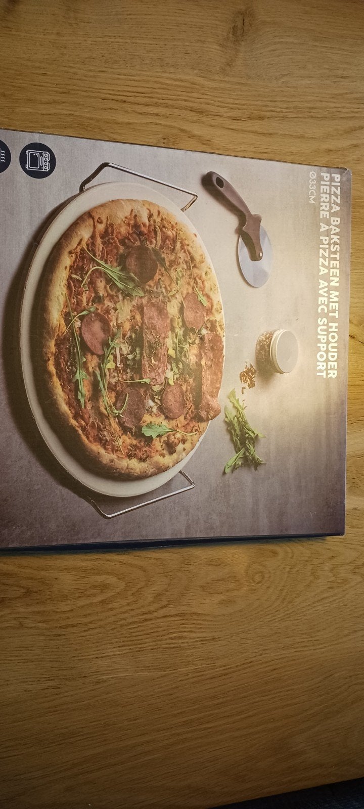 Nieuw! Pizzasteen met houder Ø33cm - Nieuw in doos, Overige typen, Nieuw, Ophalen of Verzenden, Steen/keramiek