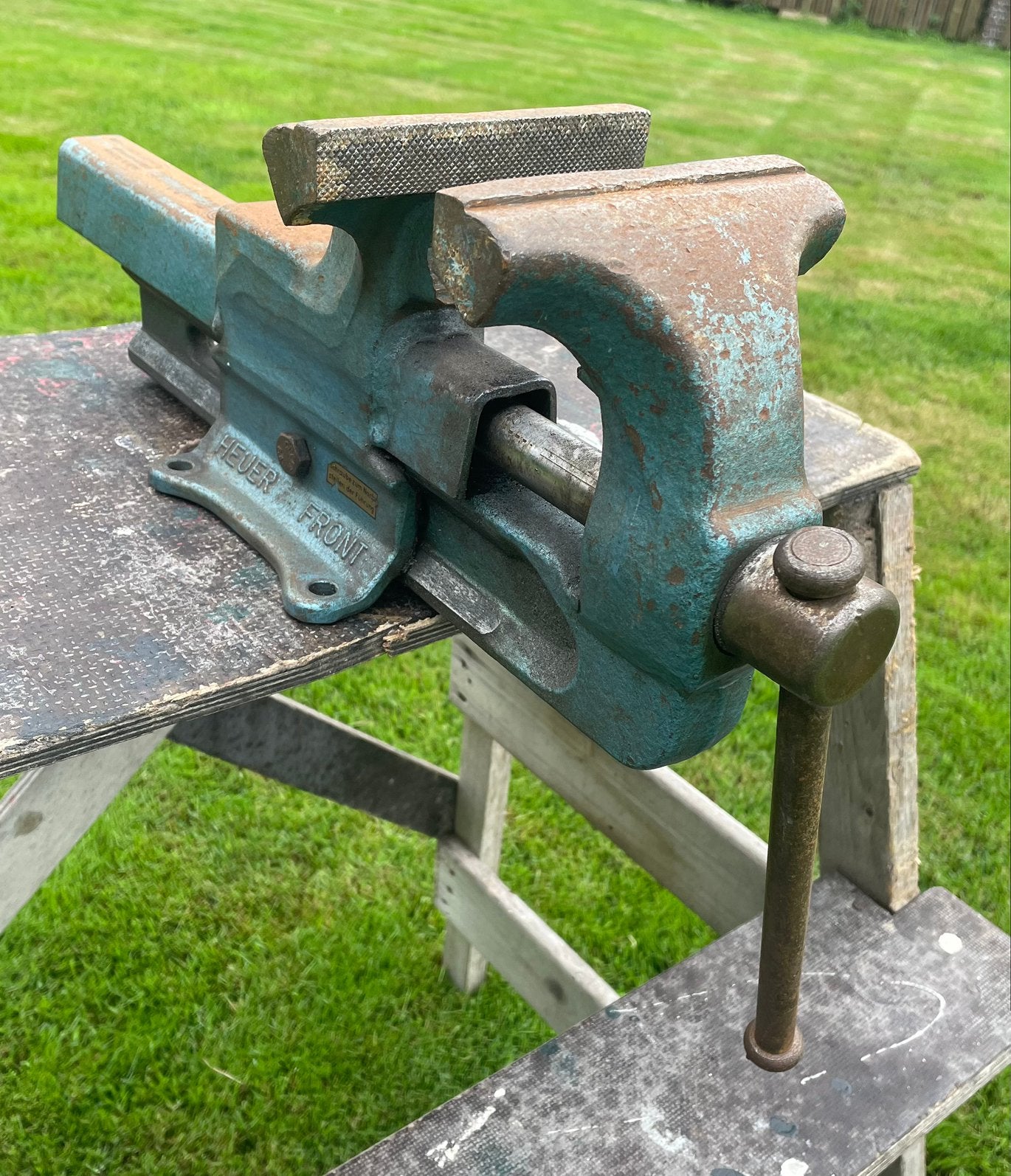 HEUER FRONT 135 : Bankschroef / werkbank, Ophalen of Verzenden, Gebruikt, 120 tot 170 cm, Bankschroef