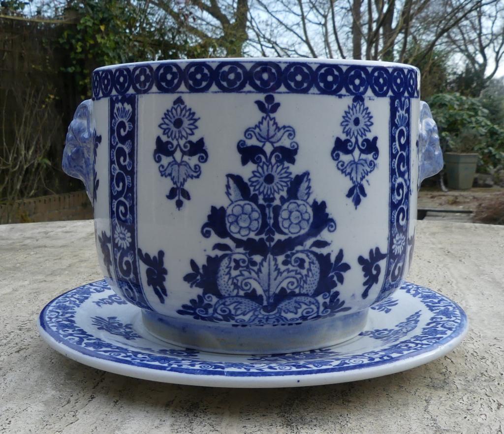 Petrus Regout Bloempot met Blauw Decor en Steenbok Grepen, Antiek en Kunst, Antiek | Keramiek en Aardewerk, Ophalen of Verzenden