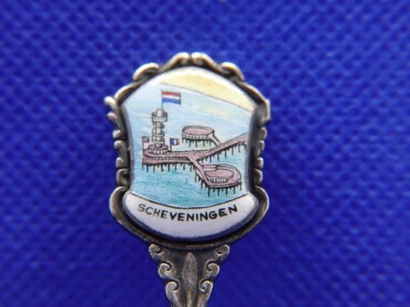 Lepeltje: Scheveningen De pier in kleurenschild, Antiek en Kunst, Verzenden