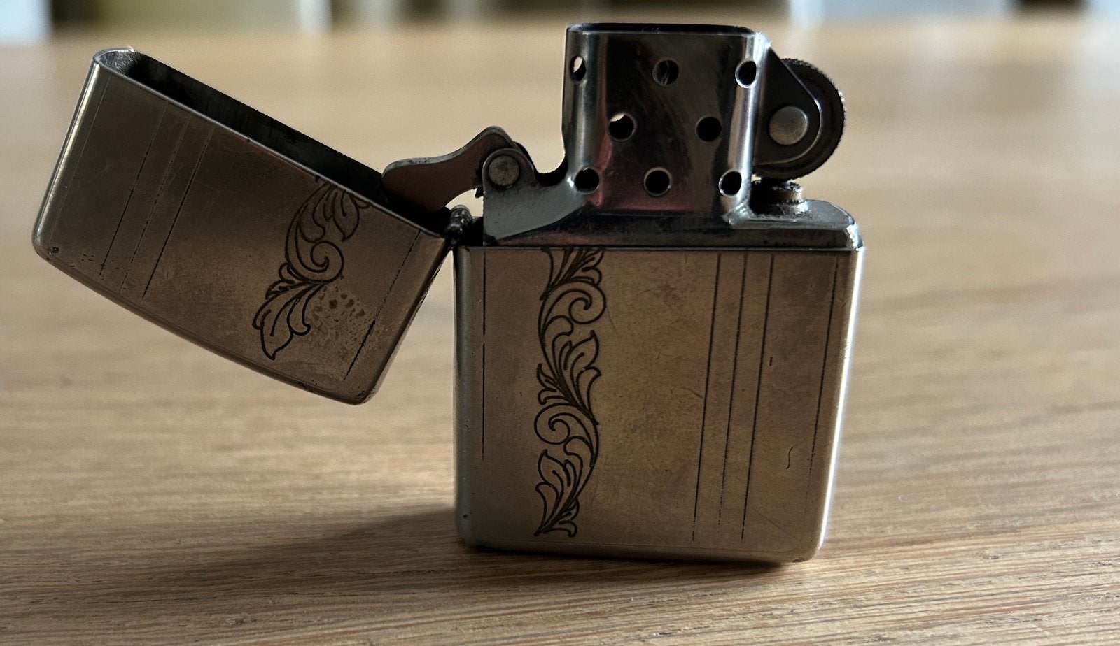 Vintage Zippo aansteker met gravure, Verzamelen, Rookartikelen, Aanstekers en Luciferdoosjes, Ophalen of Verzenden, Gebruikt, Aansteker