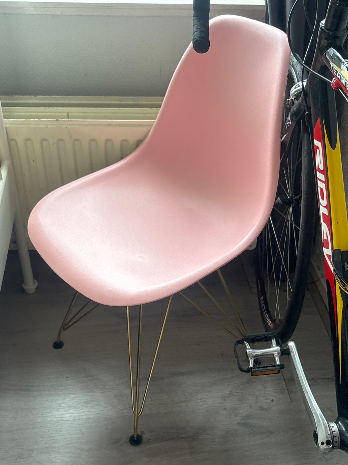Roze stoel met gouden poten - Gratis af te halen, Huis en Inrichting, Stoelen, Ophalen, Kunststof, Gebruikt, Overige kleuren