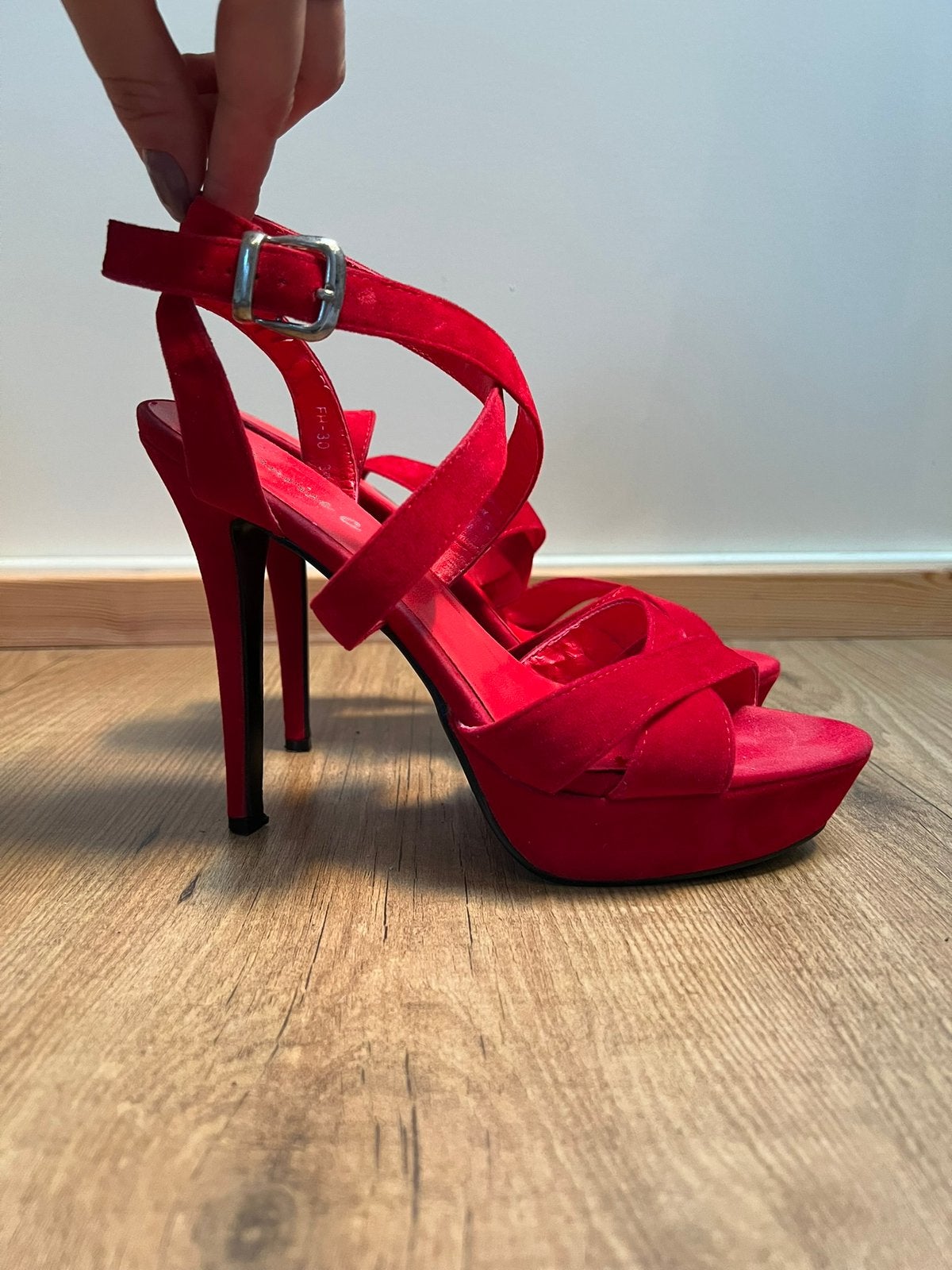 Rode hakken, Ophalen of Verzenden, Zo goed als nieuw, Schoenen met hoge hakken, Rood