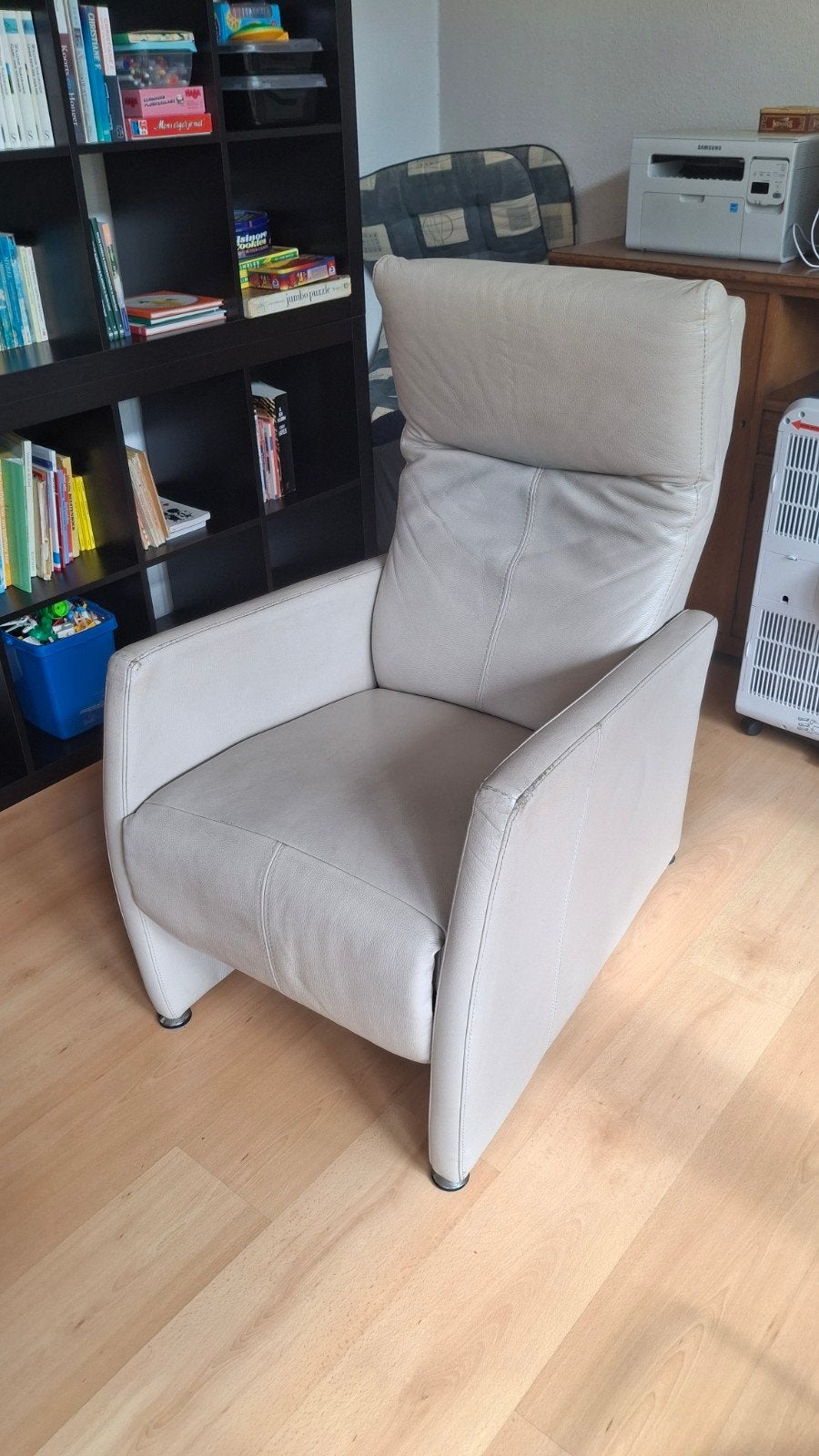 Comfortabele relaxfauteuil - Beige leer, Modern, Comfortabel, Gebruikt, Ophalen of Verzenden, 50 tot 75 cm