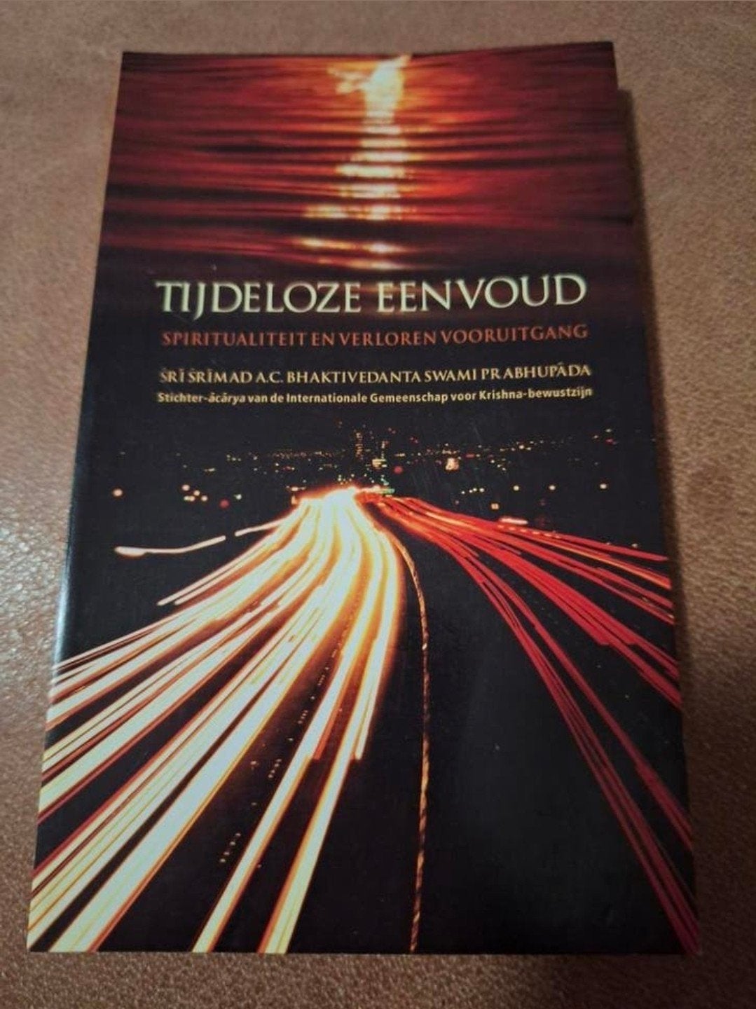 Tijdloze Eenvoud: Oude Wijsheid in de Moderne Wereld, Ophalen of Verzenden, Zo goed als nieuw, Meditatie of Yoga, Achtergrond en Informatie