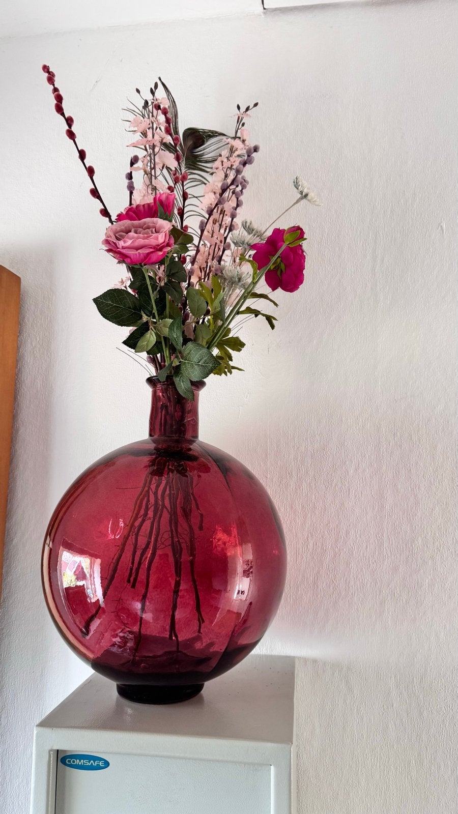 Grote rode glazen vaas met kunstbloemen, Ophalen, Inclusief decoratie, Rood, Glas