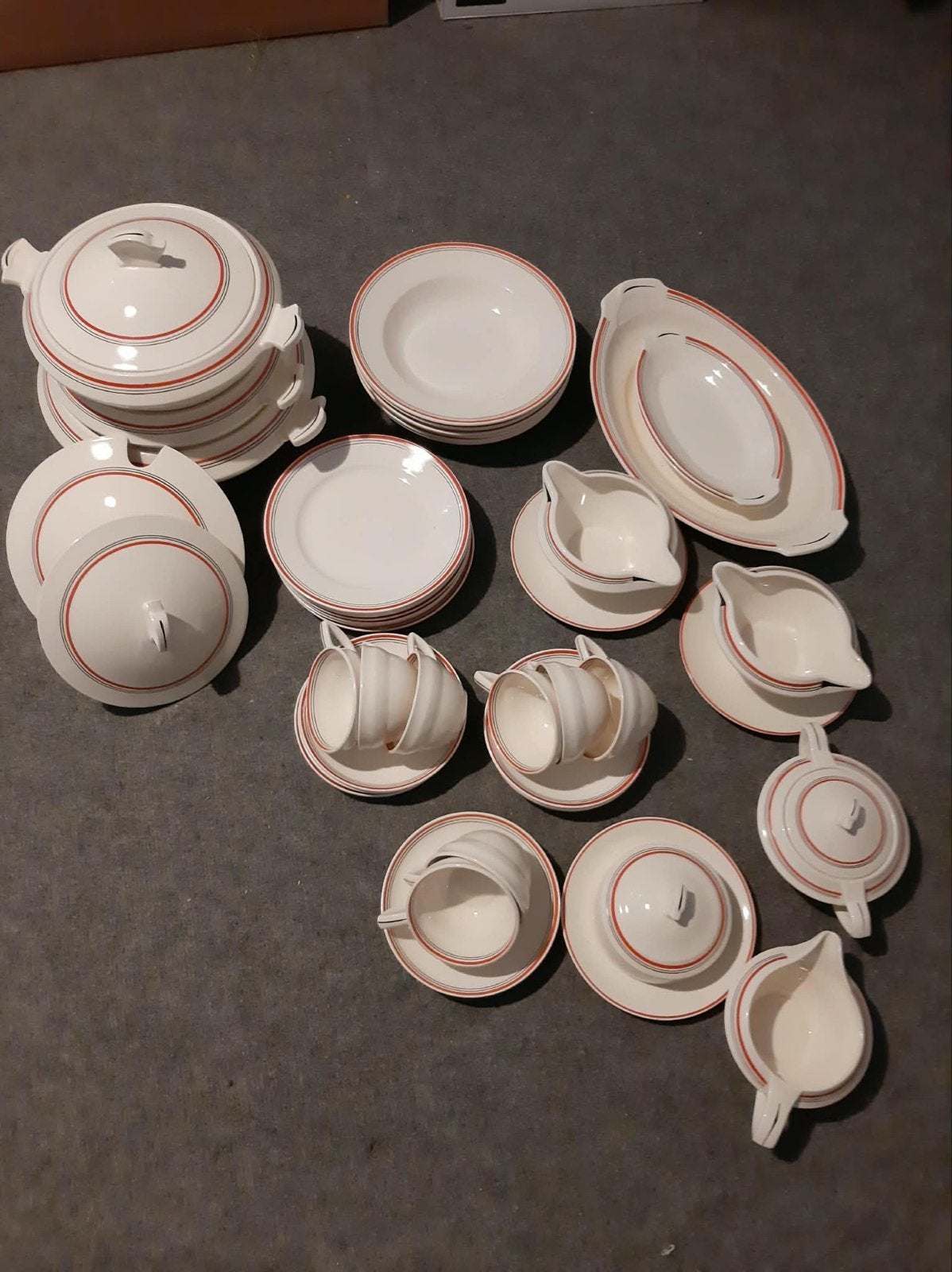 Uitgebreid Servies met Rode en Zwarte Rand, Antiek en Kunst, Ophalen
