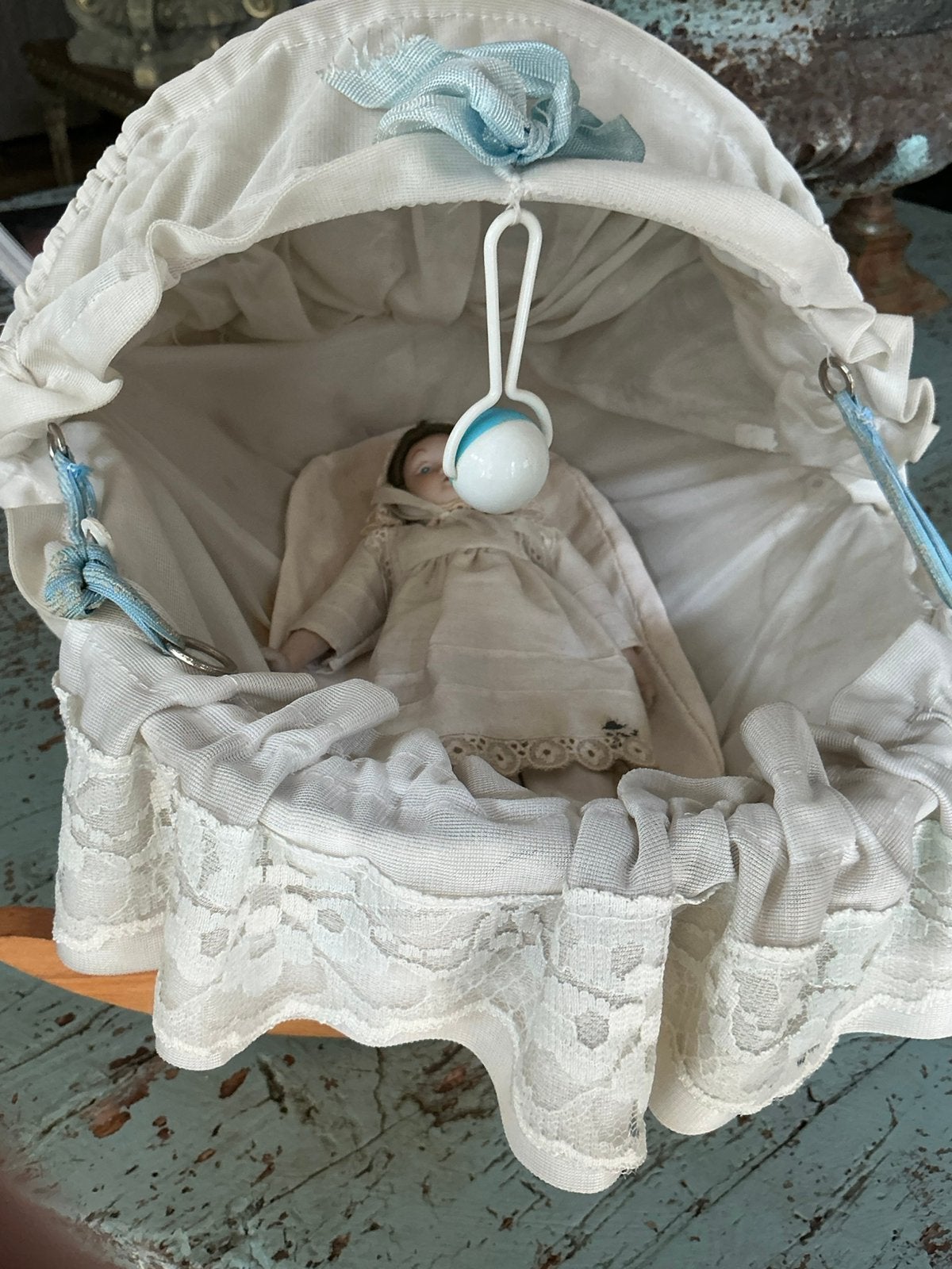 Prachtig oud schommel poppen  wiegje  met popje, Antiek en Kunst, Curiosa en Brocante, Ophalen of Verzenden