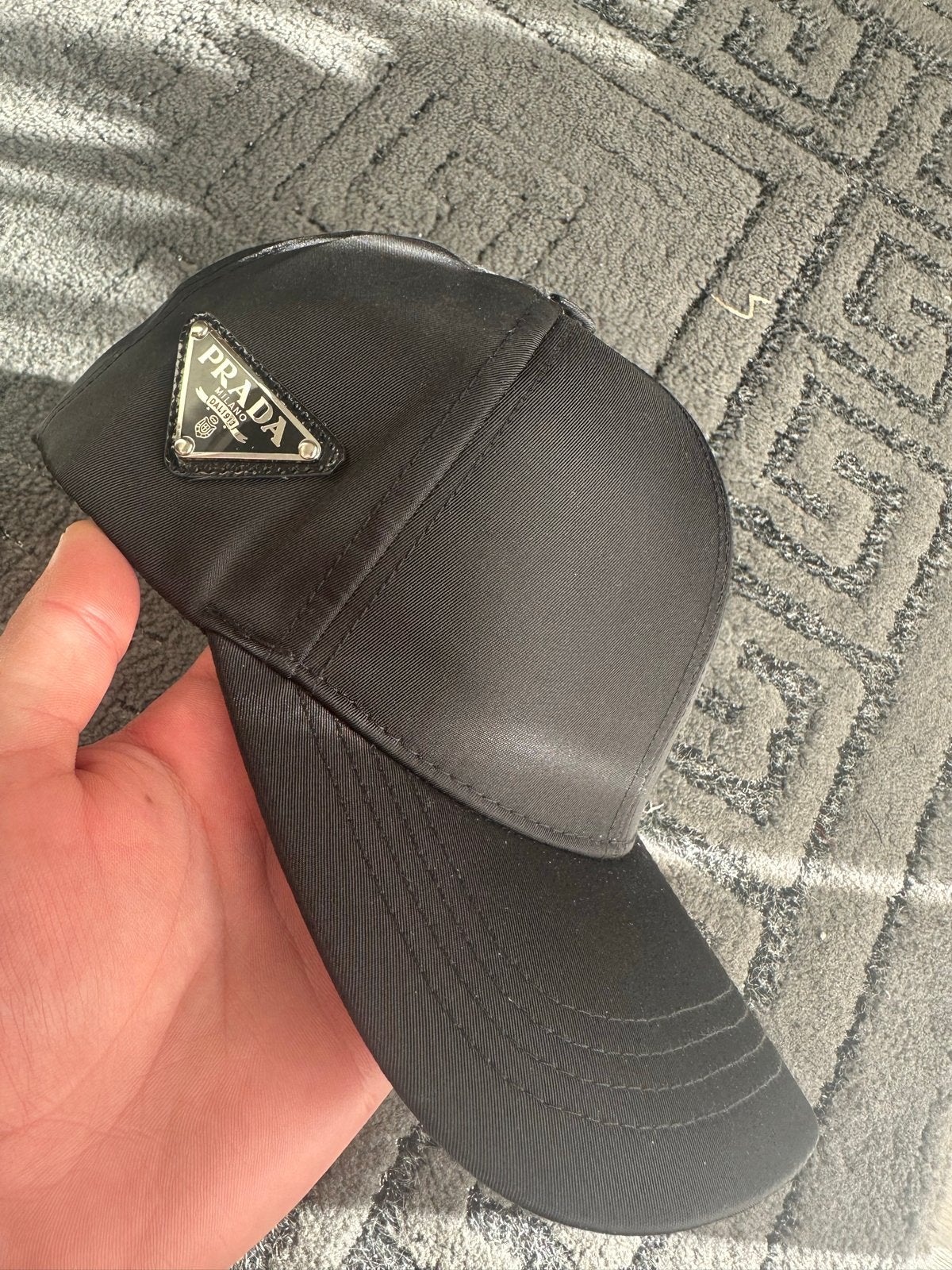 Prada Pet Zwart - Ongedragen, Beperkte Oplage, Kleding | Dames, Hoeden en Petten, Ophalen of Verzenden, Nieuw, One size fits all