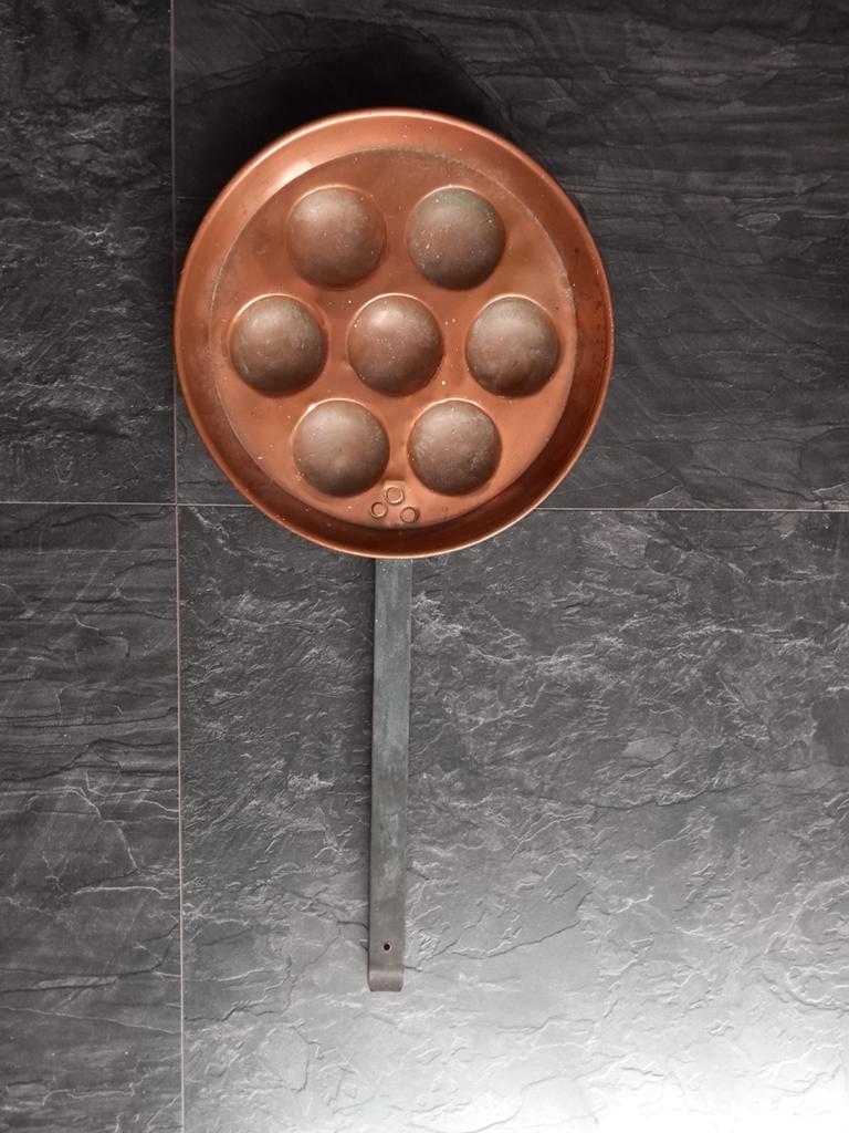 Antieke koperen poffertjespan met lange steel, Antiek en Kunst, Ophalen of Verzenden