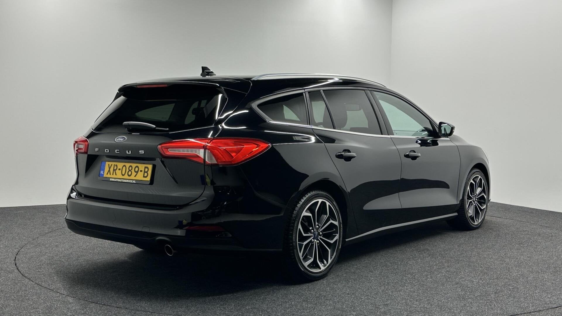 Foto 2 van Ford Focus Wagon 1.0 EcoBoost Titanium Business PANO LEER CR