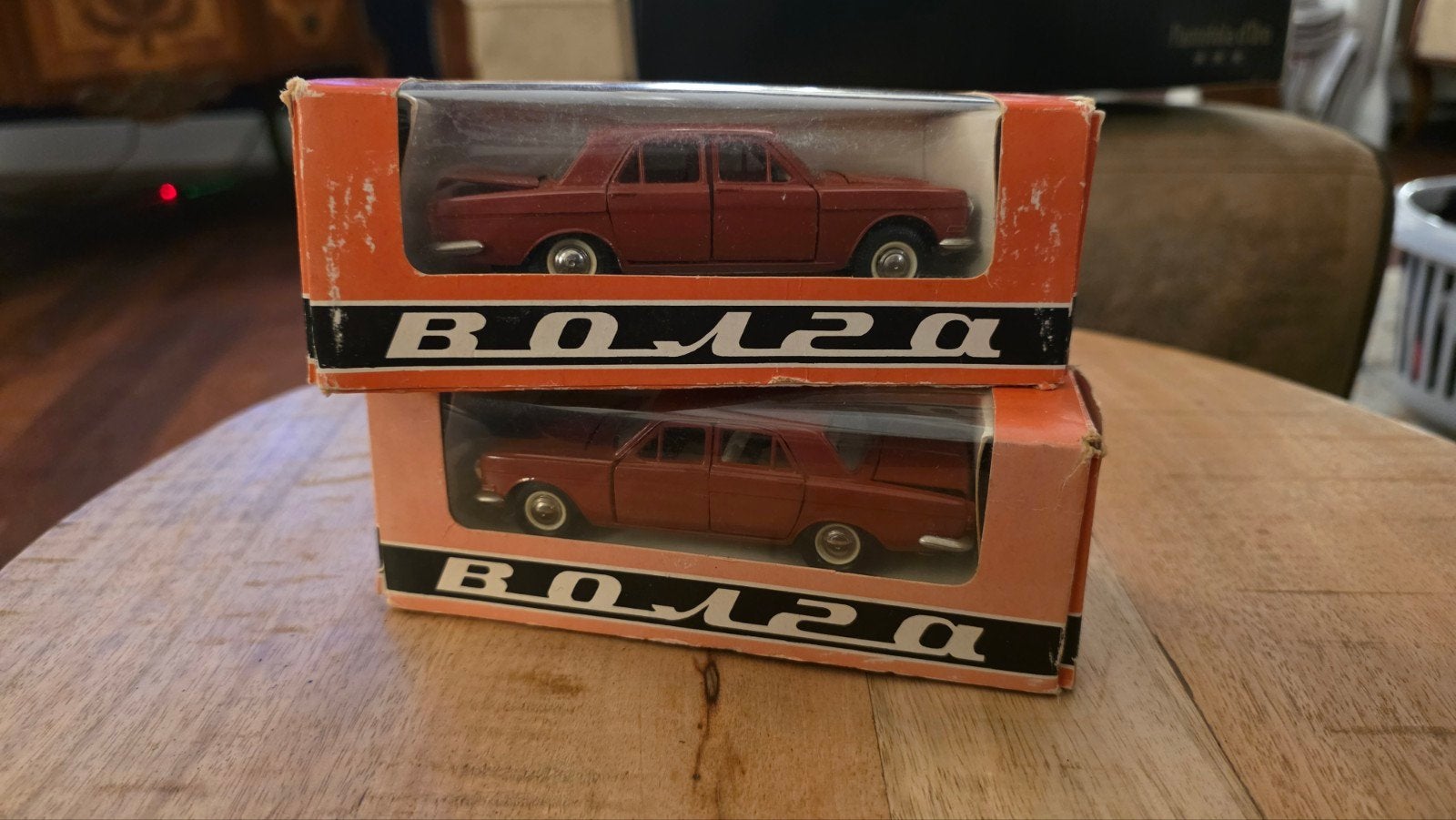 2x GAZ Volga schaalmodel auto's - Made in USSR - Schaal 1:43, Ophalen of Verzenden, Nieuw, Auto, Overige merken