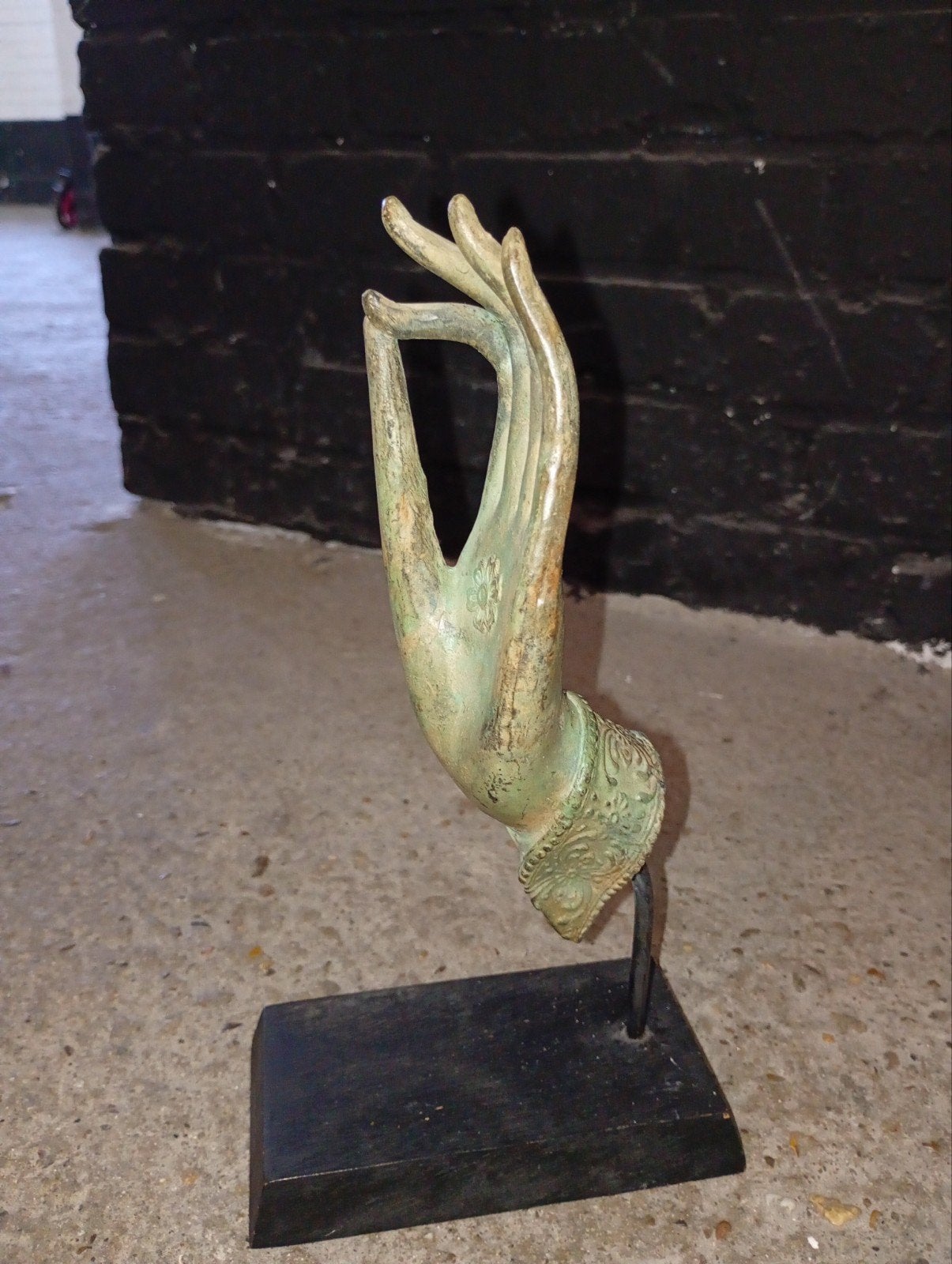Bronzen Boeddha hand op sokkel - Mudra sculptuur, Ophalen