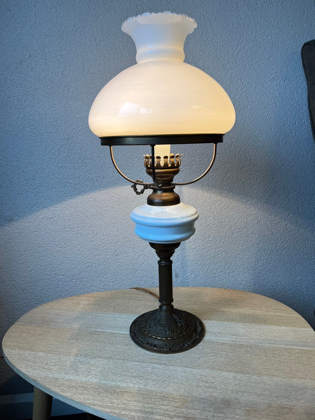 Antieke tafellamp in Victoriaanse stijl met bronzen voet, Ophalen of Verzenden, Zo goed als nieuw, Glas, 50 tot 75 cm