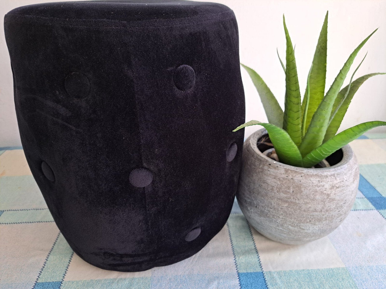 Zwarte hocker en een pot met neppe plant, Ophalen of Verzenden, Zo goed als nieuw, Vierkant