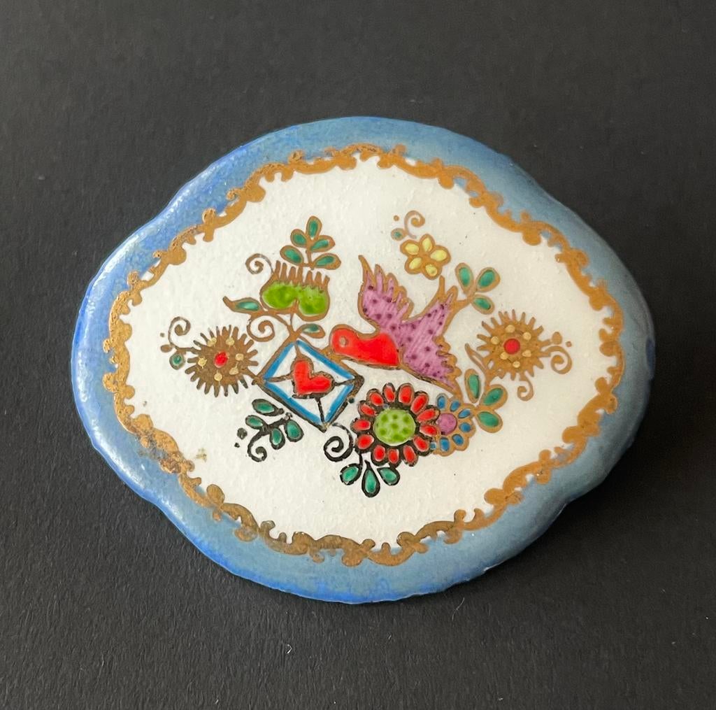 Vintage geëmailleerde broche, Sieraden, Tassen en Uiterlijk, Overige materialen, 4 tot 7 cm, Gebruikt, Ophalen of Verzenden