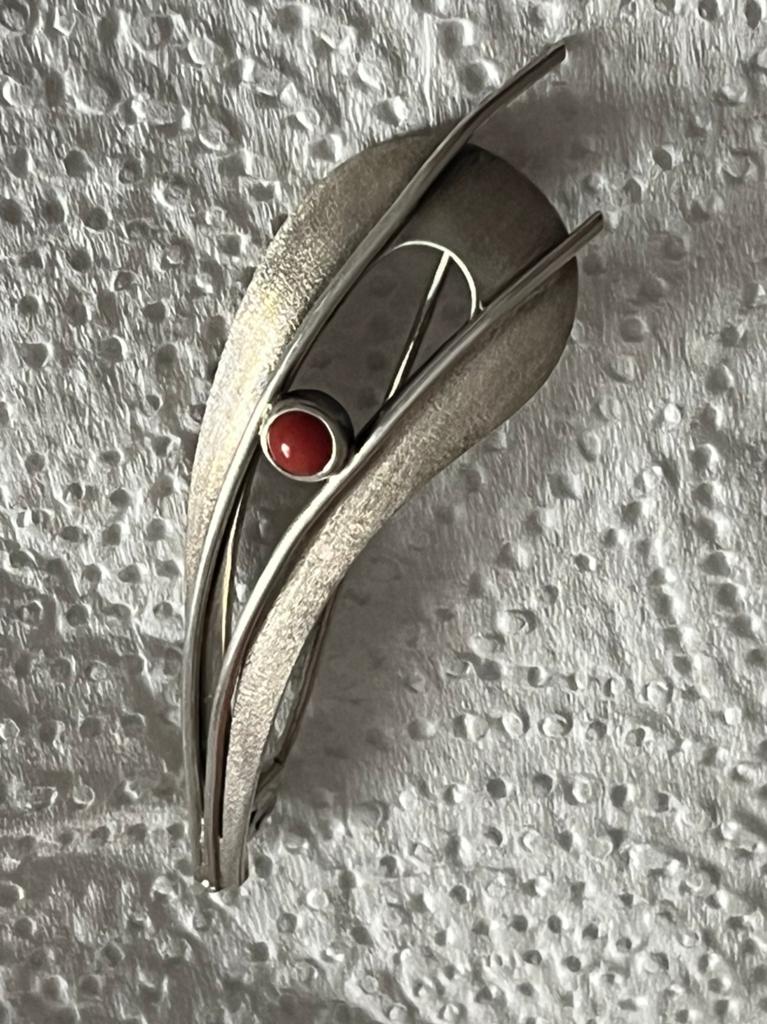 Antieke zilveren broche met bloedkoraal, Ophalen of Verzenden, Zilver, Broche