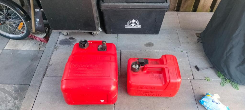 2 jerrycans Yamaha 12/25 liter, Ophalen, Motor en Techniek